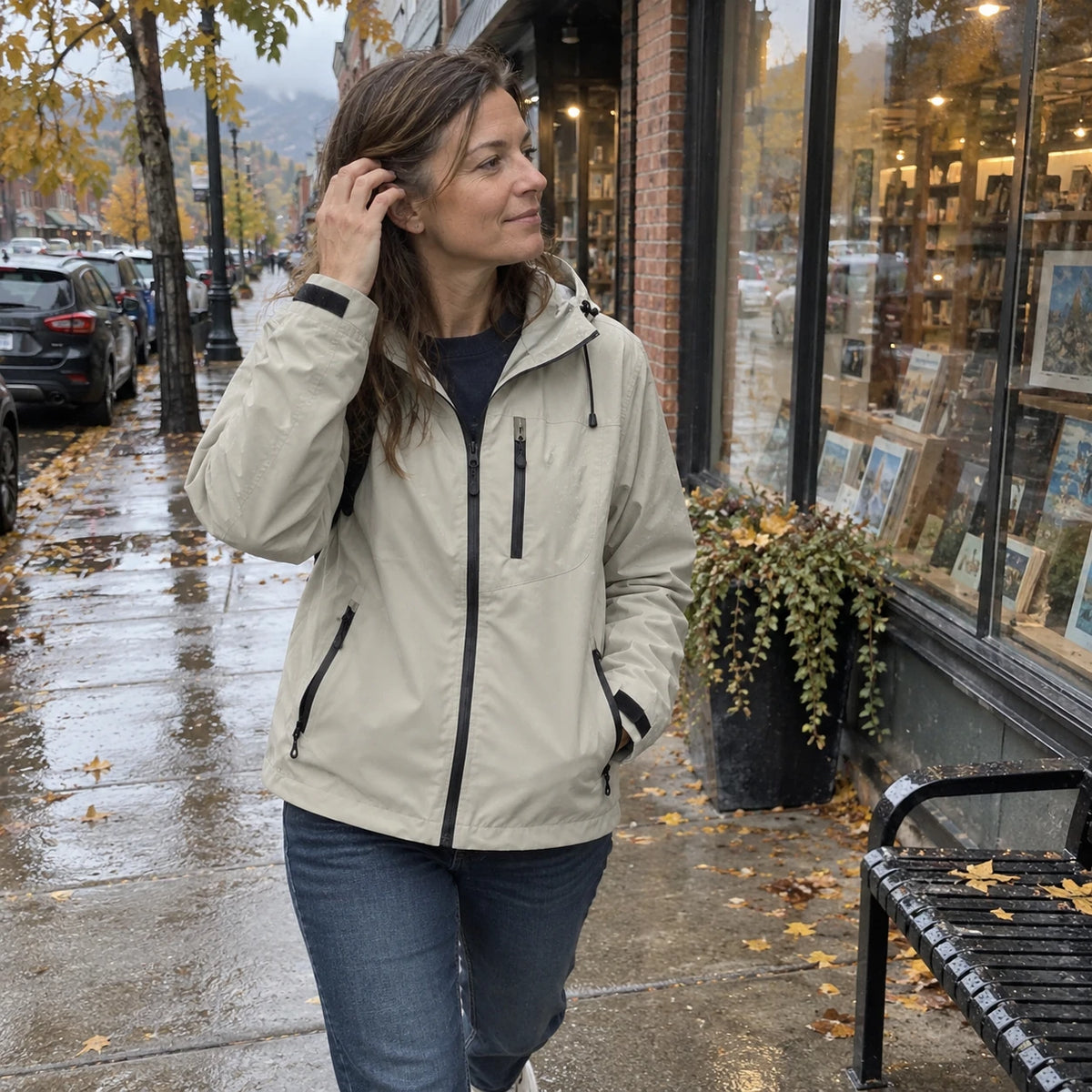 Woman wearing the Stone Ridge Shell on a rainy city walk